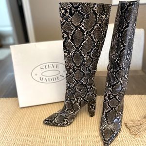 Steve Madden Triumph boots! Snakeskin, size 9